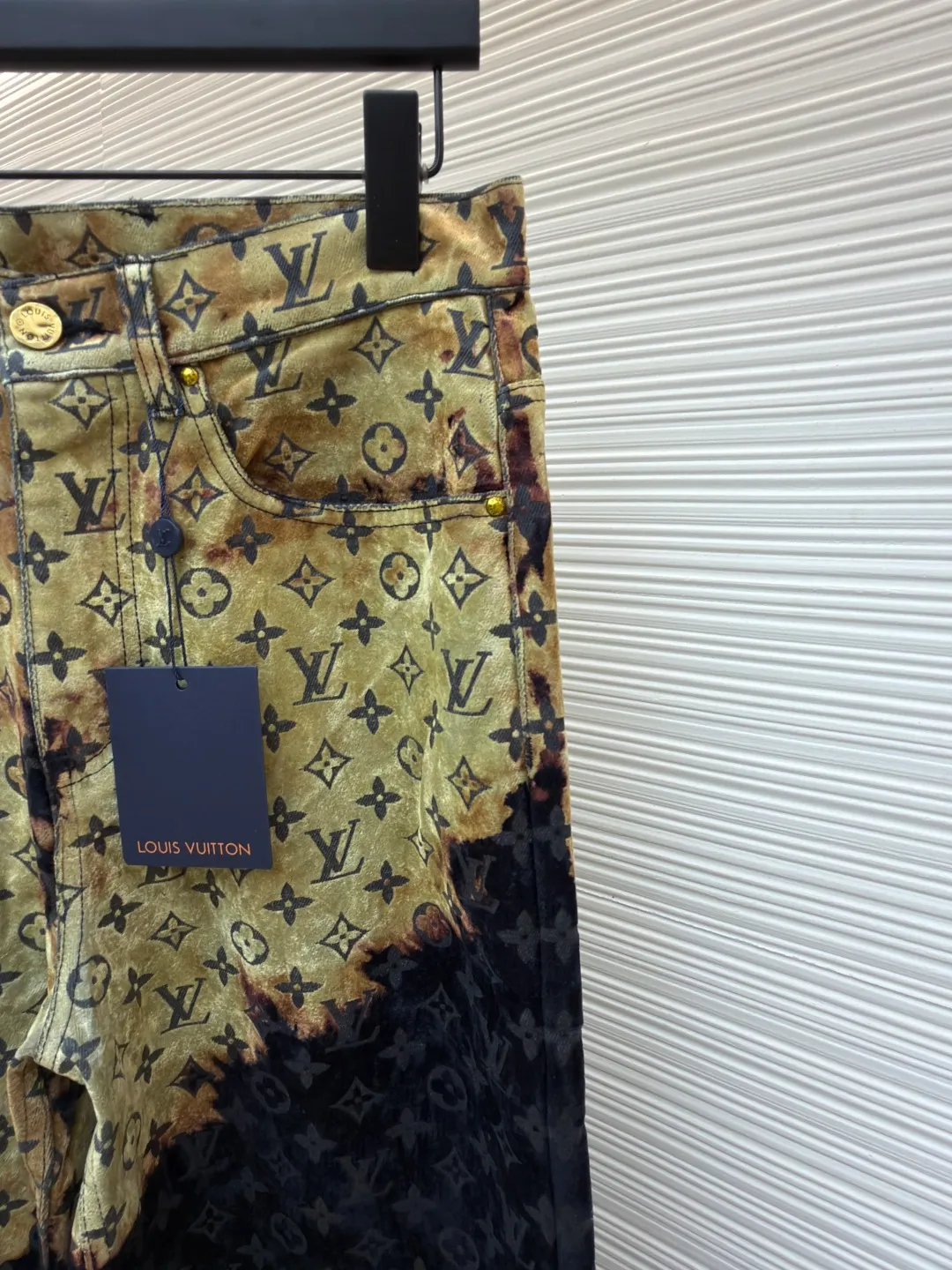 LOUIS VUITTON bonfire flocked denim trousers ●Original version: purchased and developed by 12889 ●Item number: 1681659-C55 ●Fabric: jacquard flocked denim fabric ●Technology: Shaohua production ●Version: fitted version ●Weight: about 850 grams ●Size: 30-32-34-36 ●Description: Jacquard flocked denim fabric using twill weave. The texture is thick and the twill texture and clear lines have been properly processed. The fabric is custom-dyed and spun yarn is flocked, with the classic presbyopia pattern throughout. The entire piece of garment is cut using infrared laser positioning. The body is cut by hand to match the pattern. The pieces are cut and positioned to match the pattern. The entire width of the garment is fixed with single-needle embroidery in thick lines. From the waistband, trouser pockets, and pockets, all are made to high-end sewing standards, and multiple processes are exclusively developed and customized, resulting in huge fabric losses. Each piece is made by a master with rich washing experience. He uses gauze to dip acrylic paint and apply it evenly on the flocking surface by hand according to the original positioning method. The dyeing time is controlled, and the scrap rate of defective products is extremely high. Each large piece presents a unique fire cloud effect. The overall wiring is straight and delicate, the fabric is comfortable and soft, and the color is consistent without color difference. It can be matched with the same style to create a fashionable look and control various occasions. Customized accessories, complete with three standards, same style for men and women!